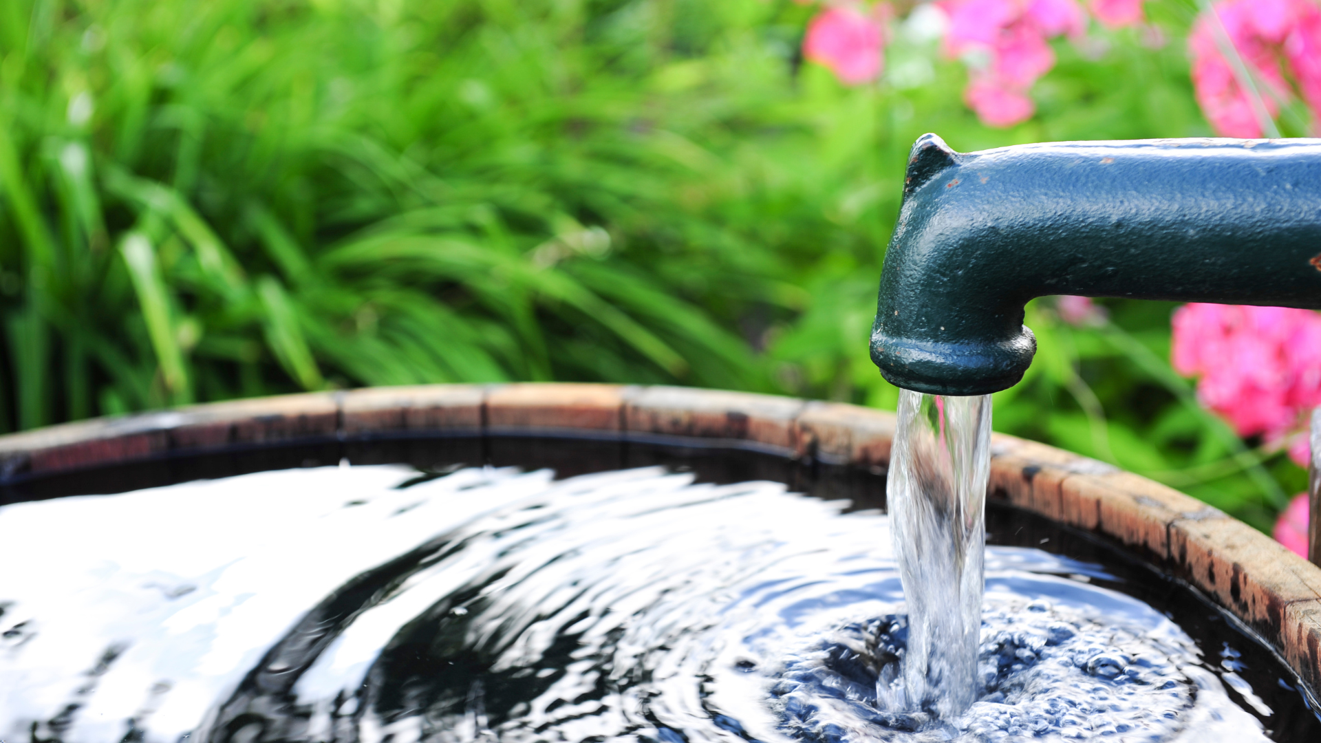 مناطق التغذية للمياه الجوفية والمناطق المحتملة لتخزين المياه .
مناطق التصريف للمياه الجوفية.
حركة سريان المياه السطحية والجوفية ورصد المناطق دات التسرب العالي او المنخفض .
رصد الطبقات الجيولوجية والمظاهر الجيومورفولوجية التي تدل على وجود مياه جوفية بالمنطقة.
ويمكن مقارنة النتائج المحصلة بالاستشعار عن بعد ونظم المعلومات الجغرافية ومقارنتها بالنتائج الجيوفيزيائية المستخدمة في استكشاف وتحديد الابار الجوفية.